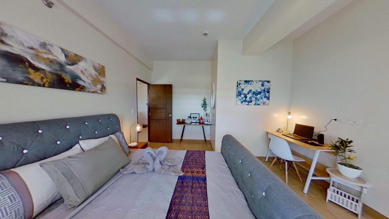 2 Bedroom Corner Executive Suite At Lafayette Park Square Megaworld Blvd Unit 5H Илоило Экстерьер фото