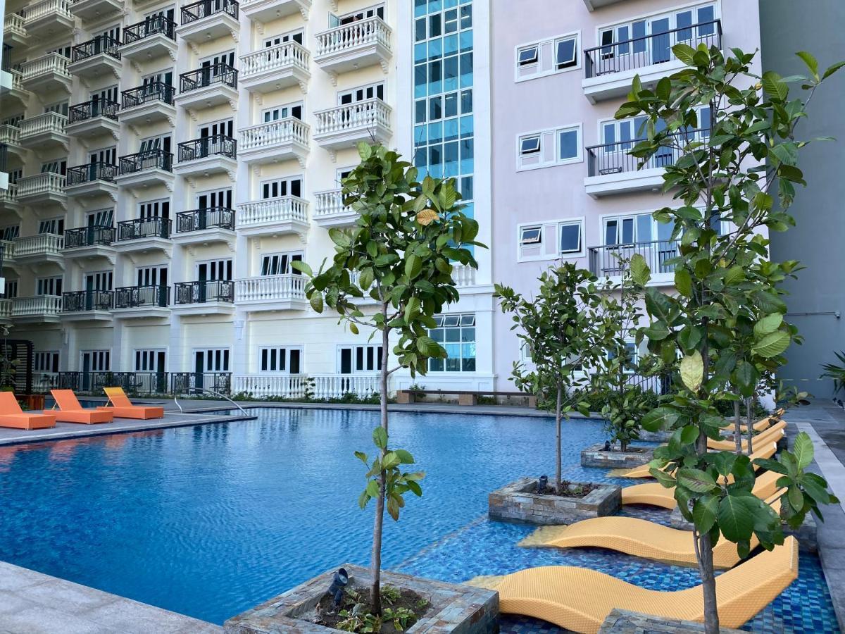 2 Bedroom Corner Executive Suite At Lafayette Park Square Megaworld Blvd Unit 5H Илоило Экстерьер фото